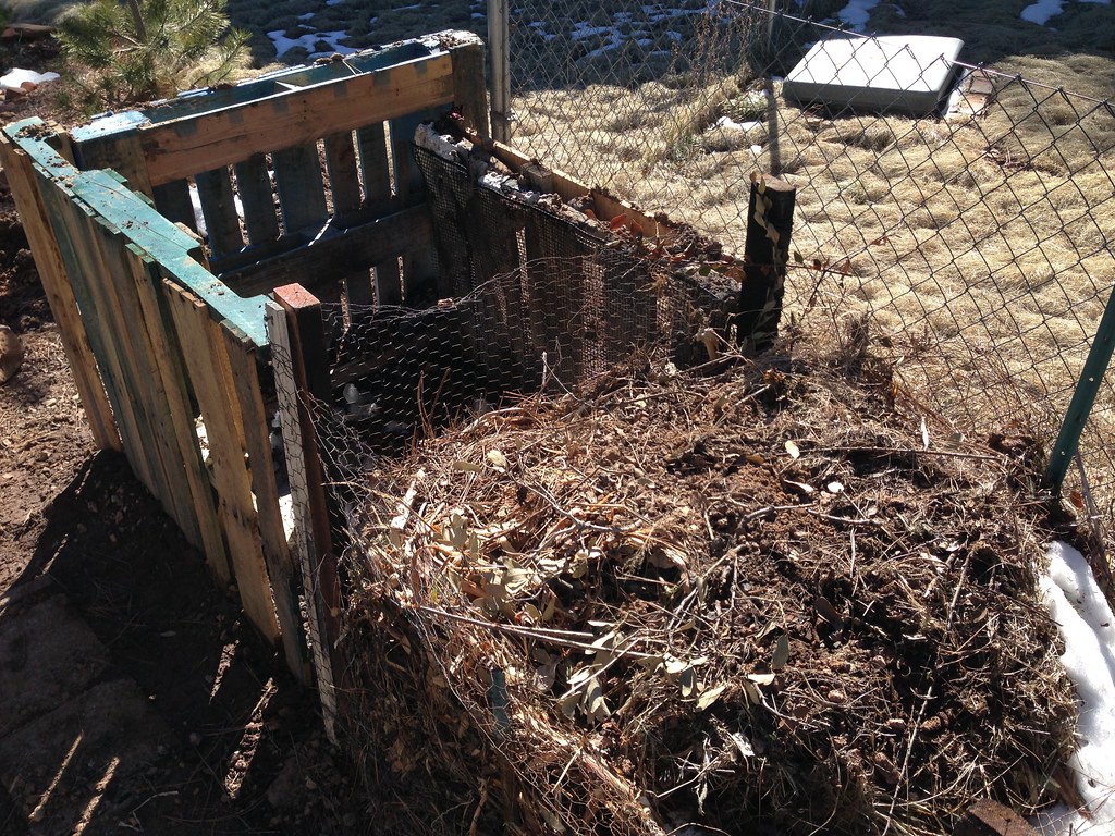 Nestlačené plastové fľaše zaberajúce veľa miesta