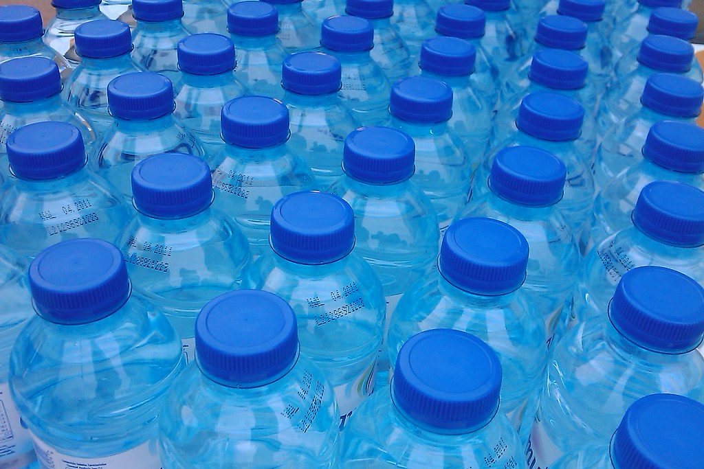 Sklenené poháre pripravené na recykláciu